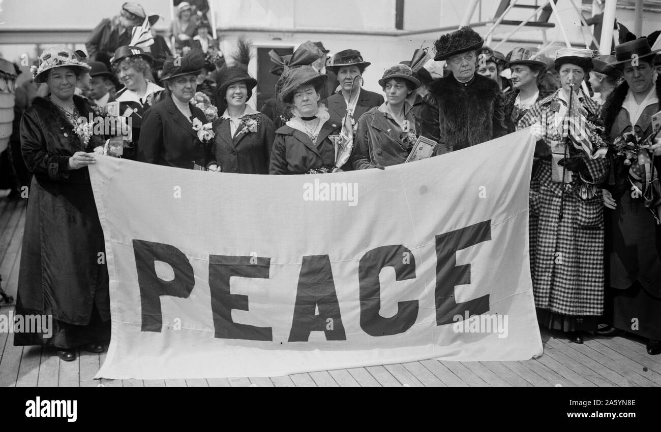 Peace Delegates on NOORDAM -- Suffragists  Mrs. P. Lawrence, Jane Addams, Anita Molloy Stock Photo