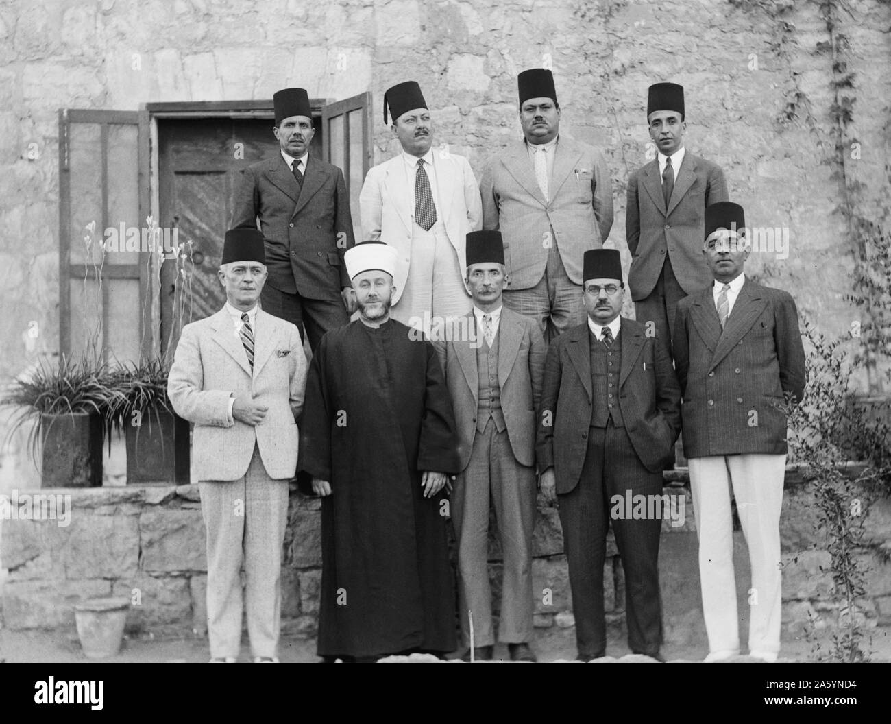 Palestine disturbances 1936. Members of the Arab Higher Committee. Front row from left to right: Ragheb Bey Nashashibi, chairman of the Defence Party, Haj Amin eff. el-Hussein, Grand Mufti & president of the Committee, Ahmed Hilmi Pasha, Gen. Manager of the Jerusalem Arab Bank, Abdul Latif Bey Es-Salah, chairman of the Arab National Party, Mr. Alfred Roke, influential land-owner 1936 Stock Photo