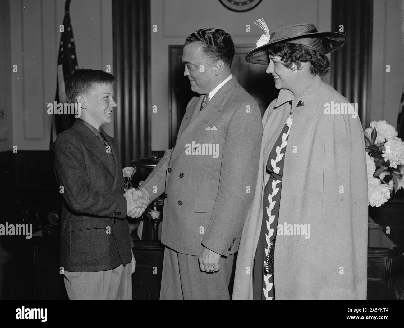 Spelling bee contestants with J. Edgar Hoover, (Director of the FBI). by Harris & Ewing May 1937 Stock Photo