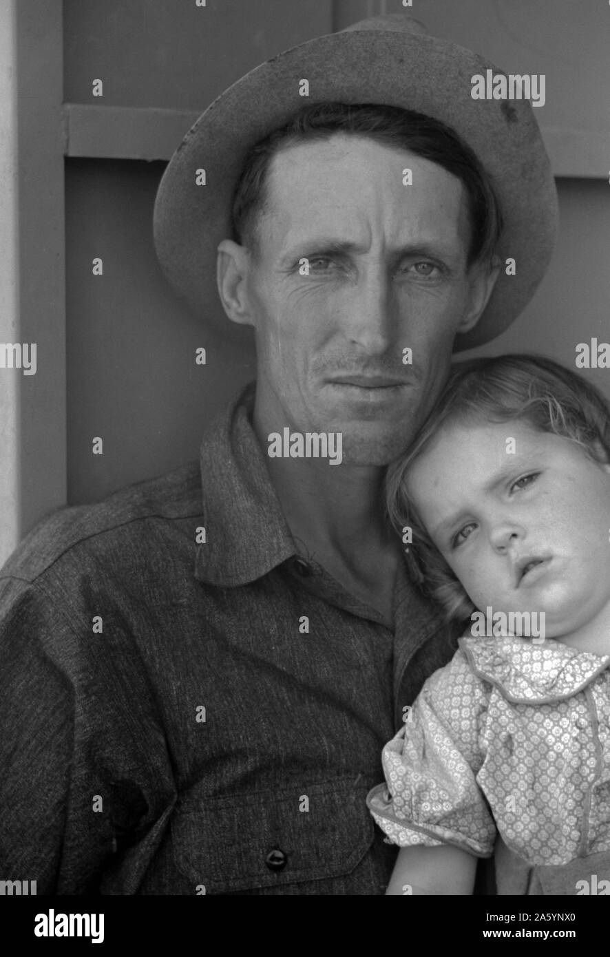 Migrant worker and his child at the Agua Fria Migratory Labour Camp, Arizona By Russell Lee, 1903-1986, photographer Date 19400101. Stock Photo
