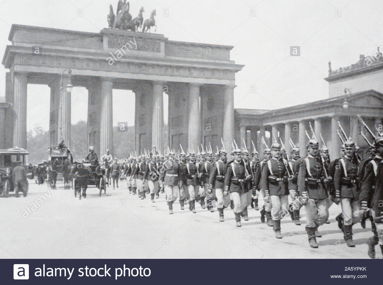 WW1 Prussian infantry marching through the Brandenburg Gate Berlin, vintage photograph from 1914 Stock Photo