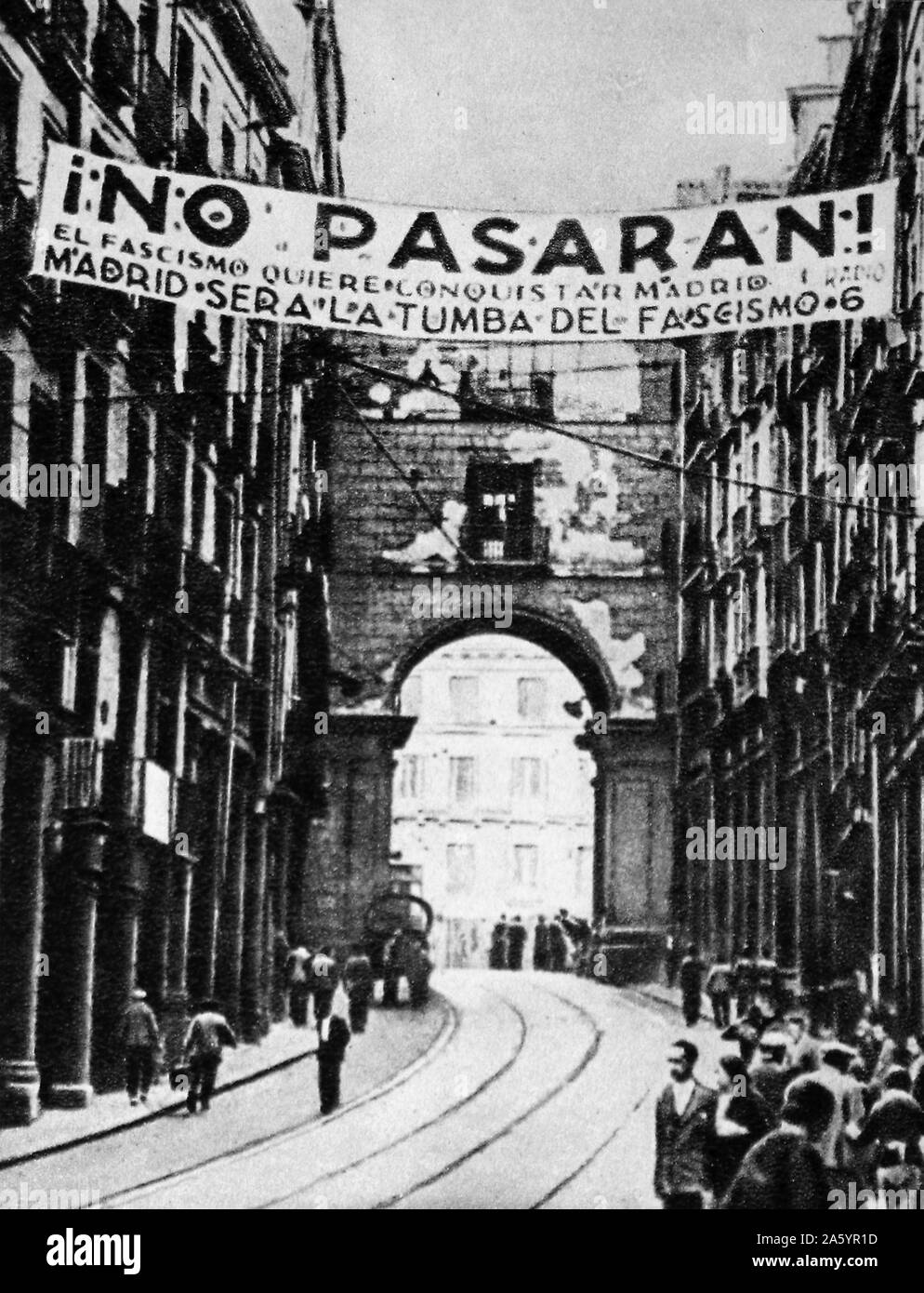 Spanish Civil War: republican banner above a Madrid street reads ' No Passaran! (They shall not pass). Below is stated: Madrid sera la tumba del fascismo (Madrid will be the tomb of fascism). 1937 Stock Photo