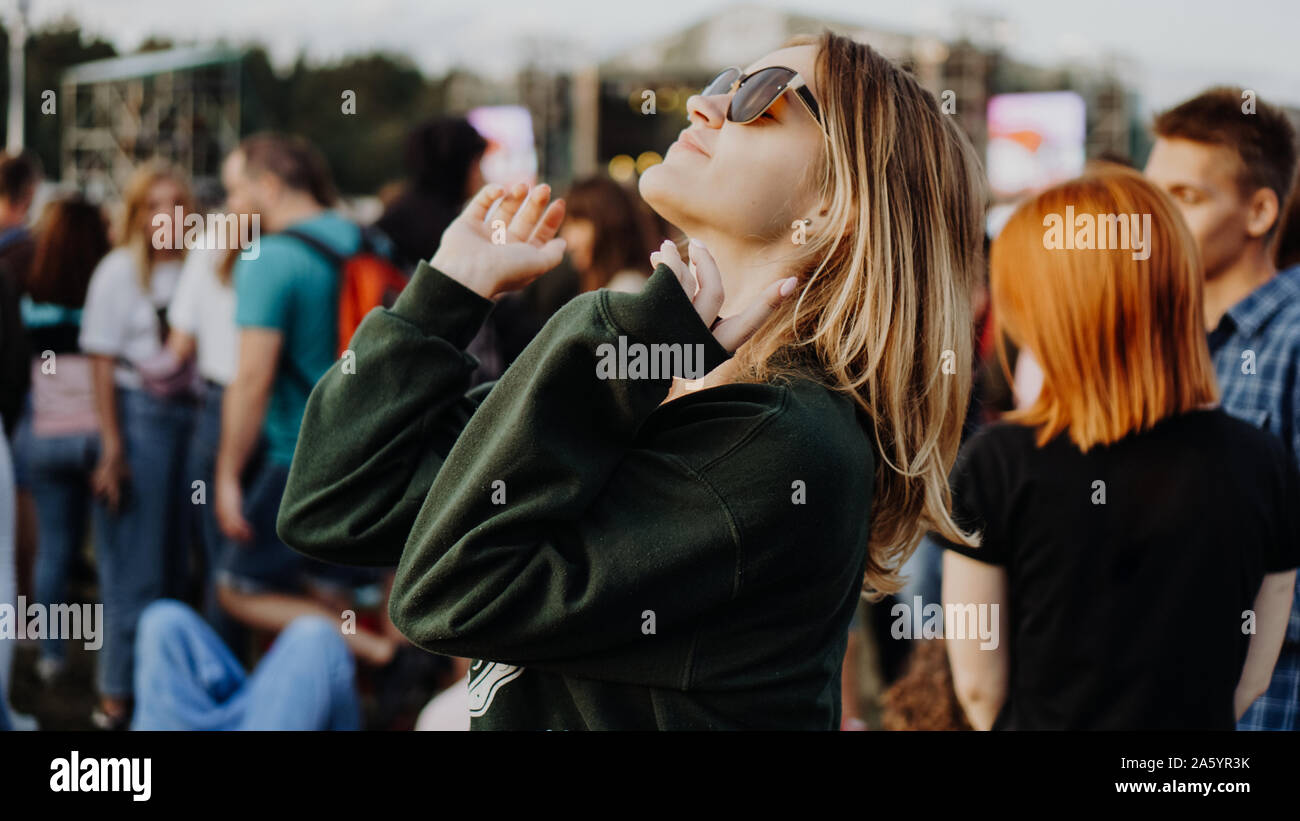Young beautiful woman dancing at the music festival Stock Photo - Alamy