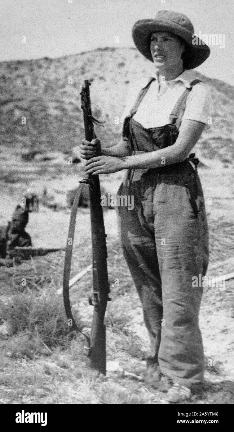Republican woman civilian stands guard with a rifle during the Spanish Civil War Stock Photo