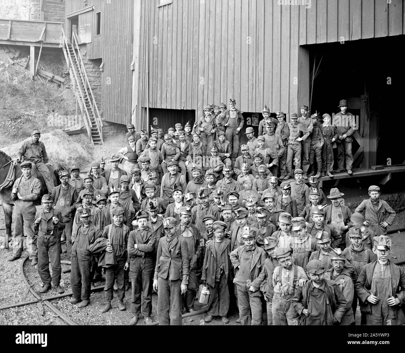 Photograph of Breaker Boys and Woodward Coal Breakers, Kingston, Pennsylvania. Dated 1906 Stock Photo