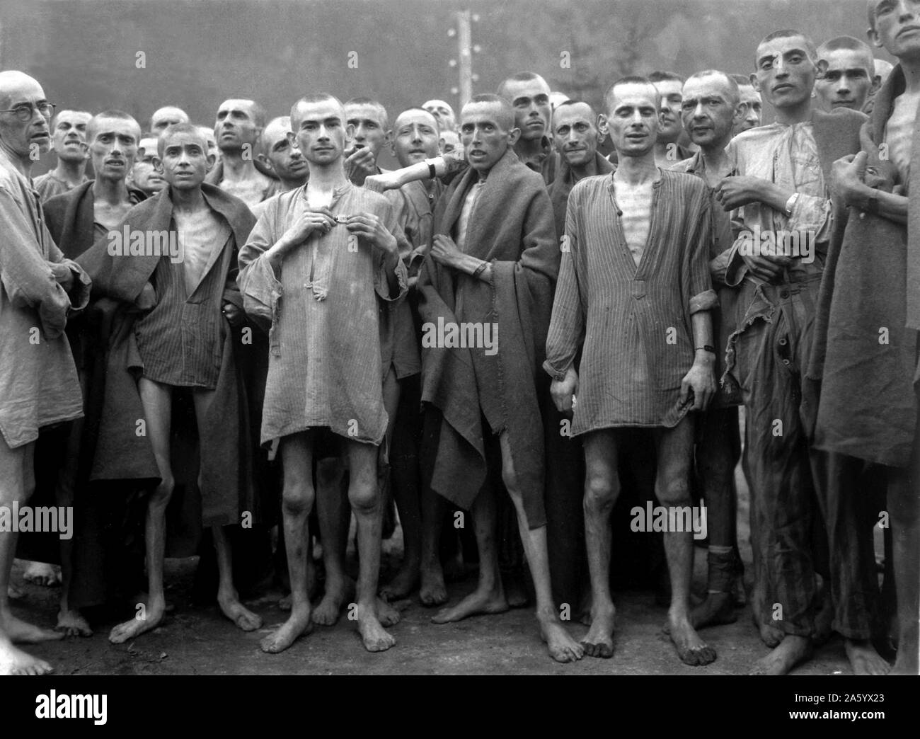 Photograph of Ebensee concentration camp prisoners. Established by the SS to build tunnels for armaments storage near the town of Ebensee, Austria in 1943. It was part of the Mauthausen network. Dated 1945 Stock Photo