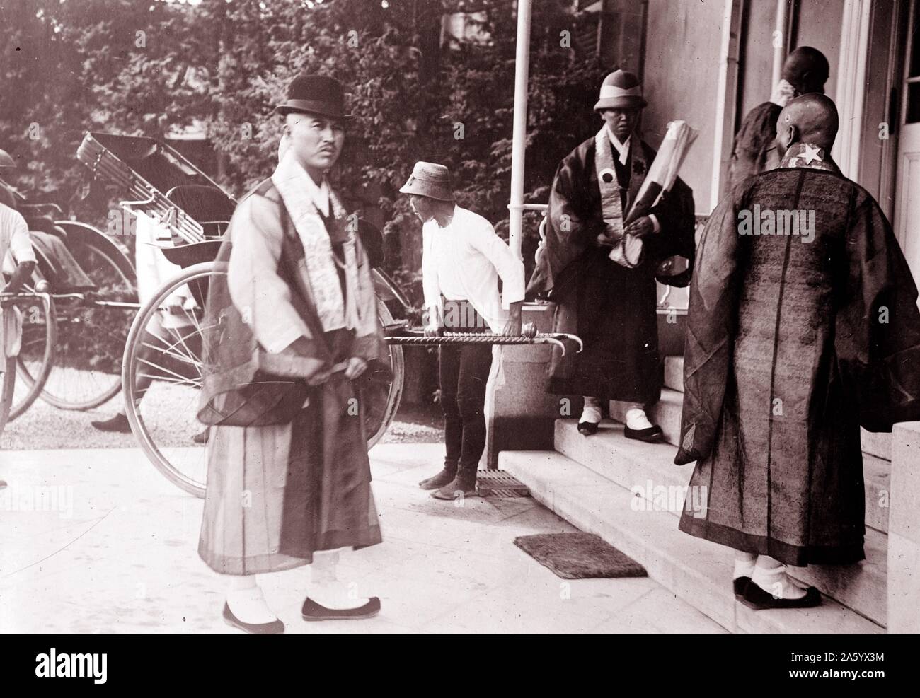 Korean priests calling on Count Terauchi Masatake (1852-1919) first Japanese Governor-General of Korea. 1910 Stock Photo