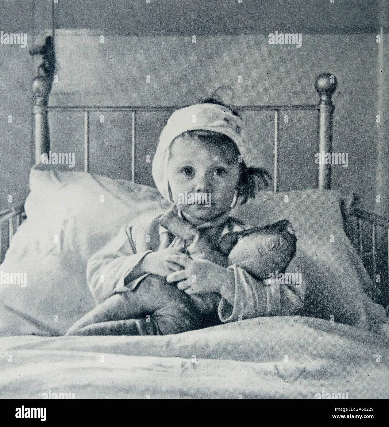 Three-year-old Eileen Dunne, a victim of the London Blitz, in hospital, 1940 by Cecil Beaton 1904-1980. Stock Photo