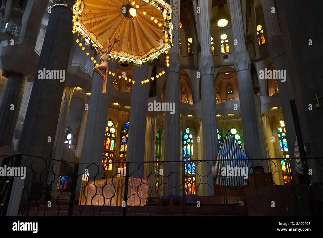 View of the suspended crucifix and glass altar within the Basílica i Temple Expiatori de la Sagrada Família, a Roman Catholic church in Barcelona, designed by Spanish architect Antoni Gaudí (1852–1926). Dated 21st Century Stock Photo