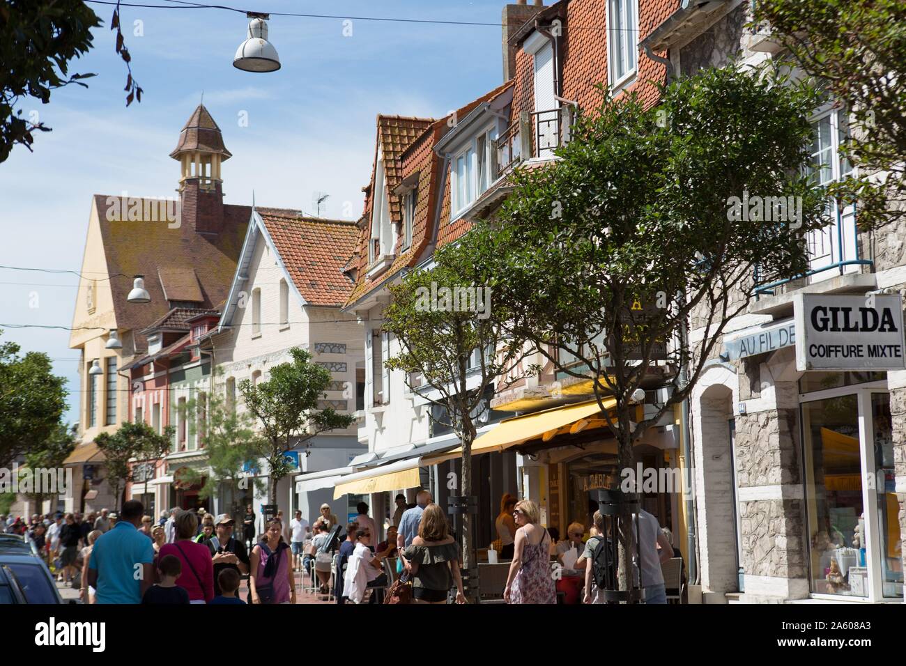 France Pas De Calais Cote D Opale Le Touquet Paris Plage Rue De Metz Pedestrian Street Shops And Terraces Stock Photo Alamy