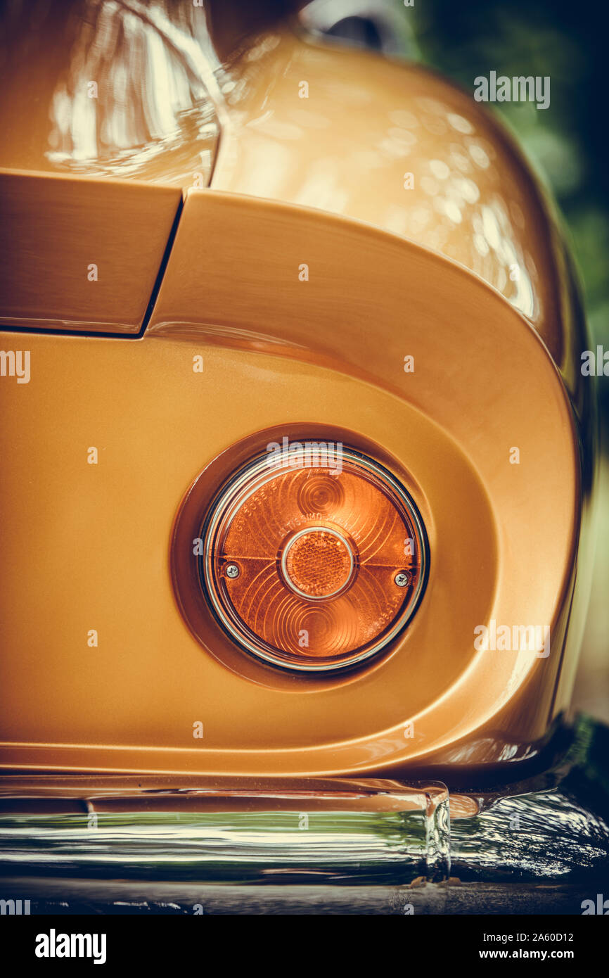 Yellow vintage car 50s style hi-res stock photography and images - Alamy