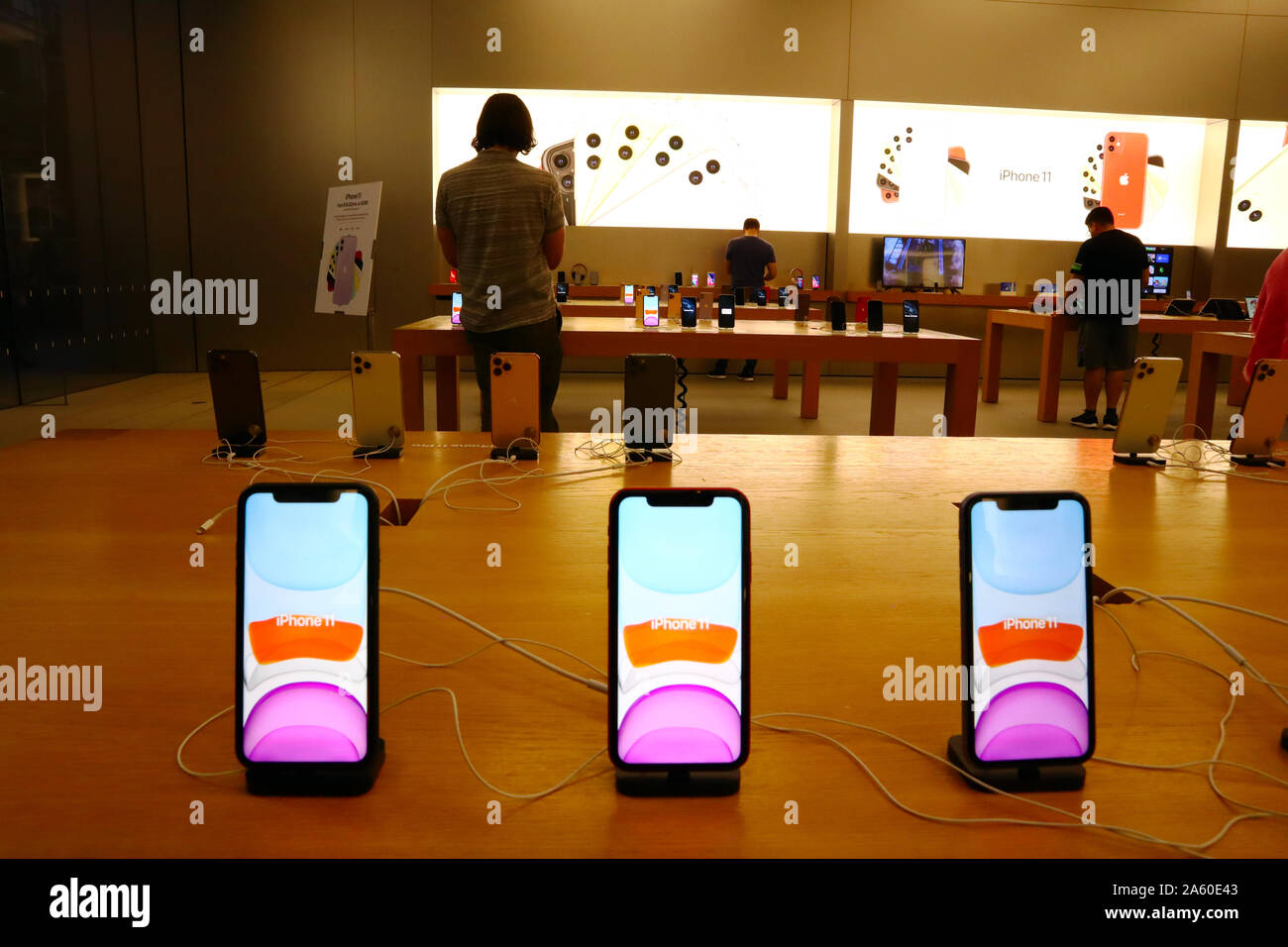 Aventura, Florida, USA - September 20, 2019: Apple store in Aventura Mall  on first day of officially started selling the iPhone 11, iPhone 11 Pro and  Stock Photo - Alamy