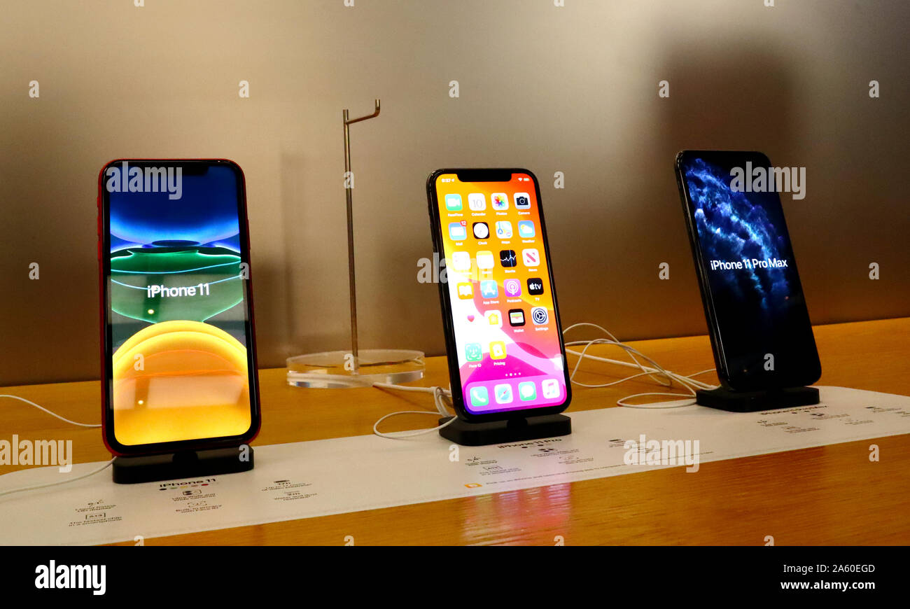 Aventura, Florida, USA - September 20, 2019: Apple store in Aventura Mall  on first day of officially started selling the iPhone 11, iPhone 11 Pro and  Stock Photo - Alamy