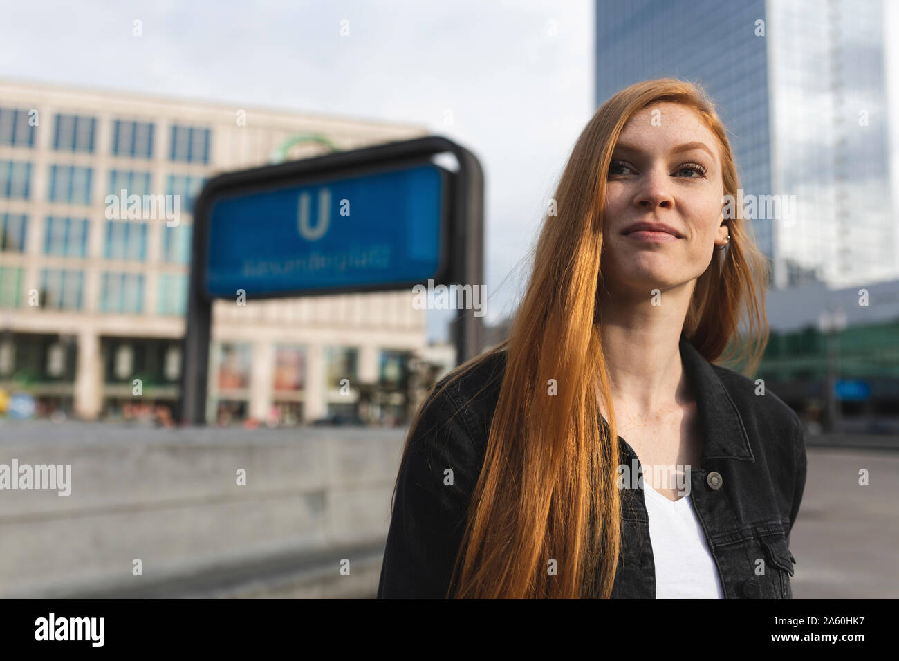 Head shoulders smiling arriving hi-res stock photography and images - Alamy