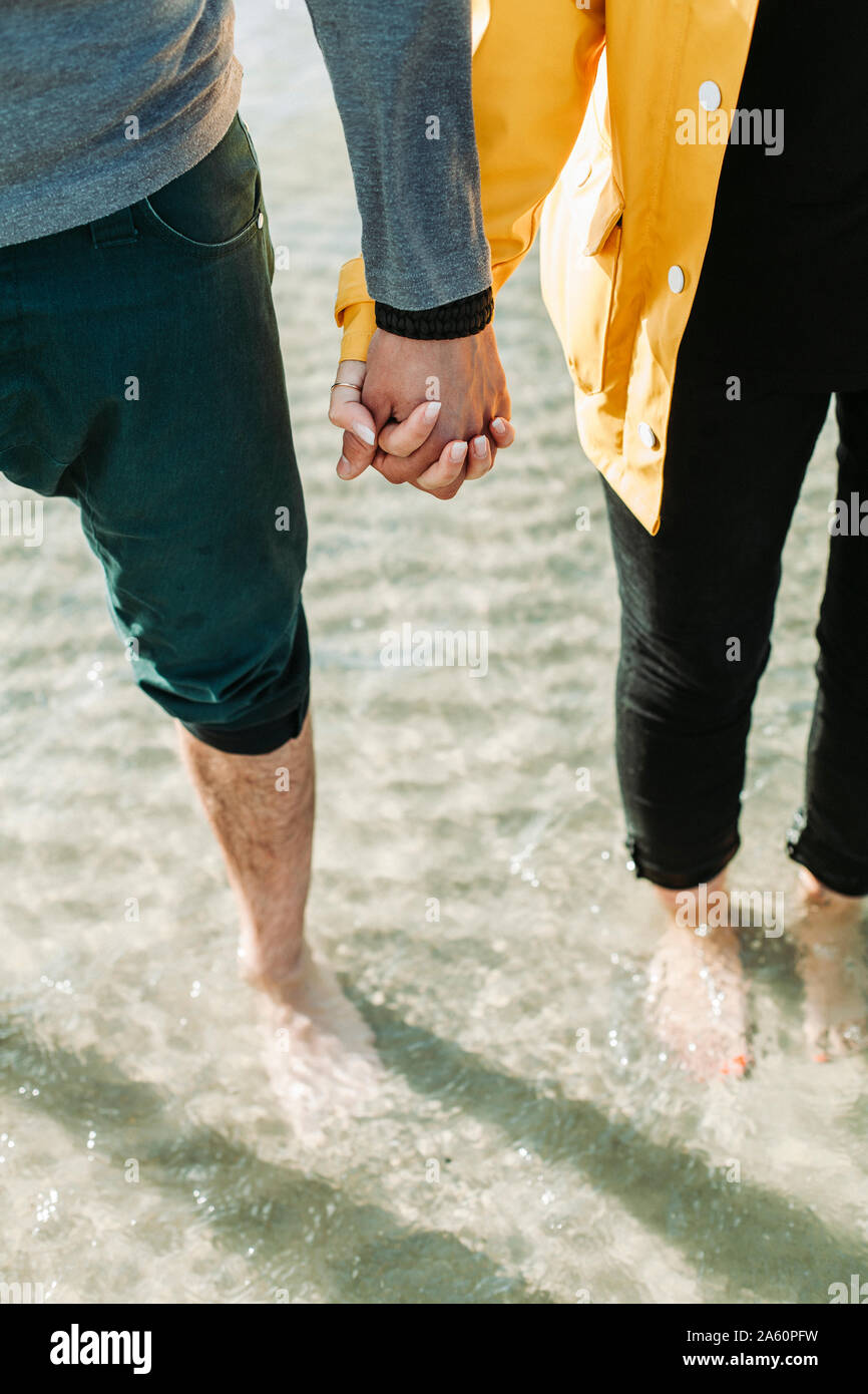 Couple In Rain Holding Hands High Resolution Stock Photography And Images Alamy