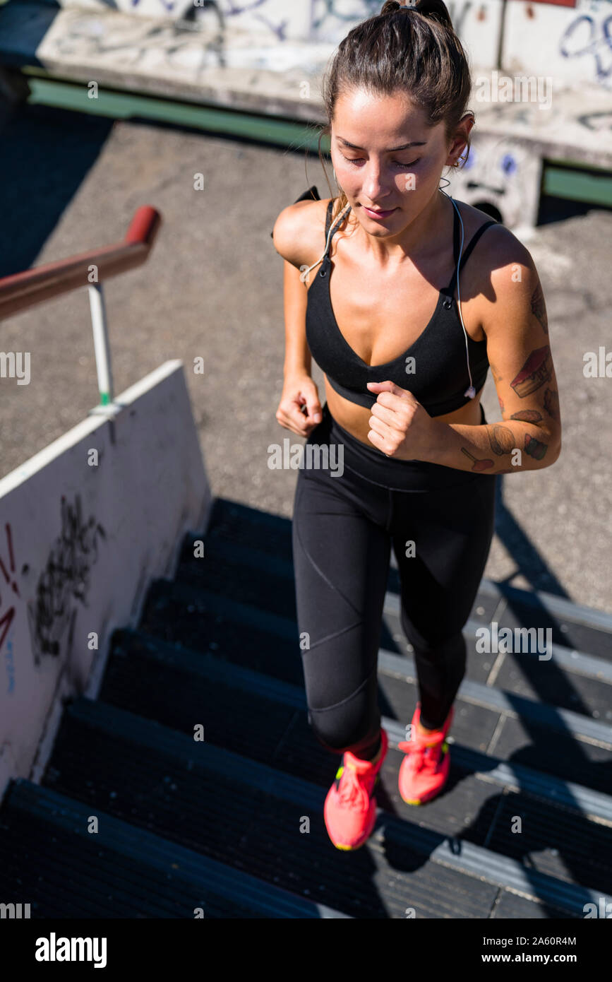 Black woman running headphones hi-res stock photography and images - Alamy