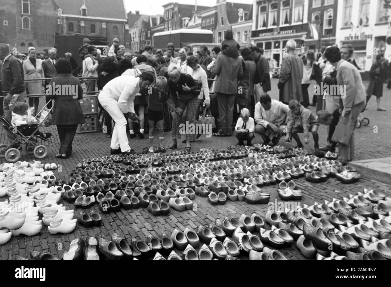 Verkauf von den klassischen holländischen Klompen, Alkmaar Niederlande 1971. Selling of the traditional dutch Klomps, Alkmaar Netherlands 1971. Stock Photo