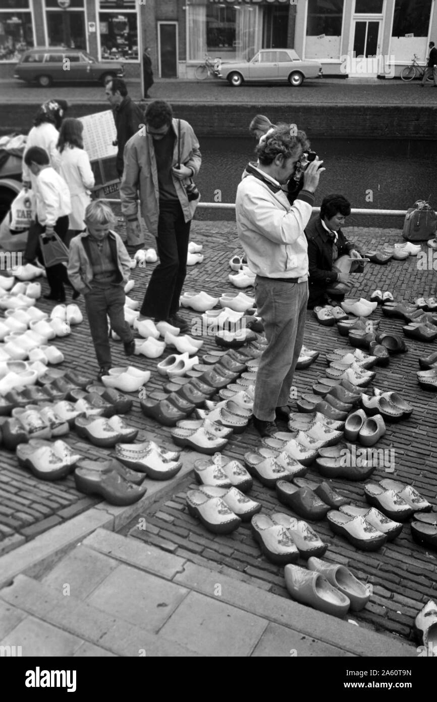 Menschen bei einem verkauf von den traditionellen Klompen, Alkmaar Niederlande 1971. People at a selling of the traditional Klompen, Alkmaar Netherlands 1971. Stock Photo