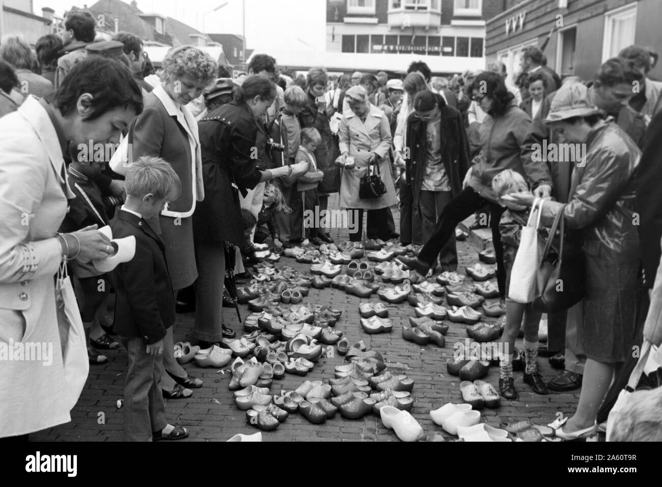 Menschen bei einem verkauf von den traditionellen Klompen, Alkmaar Niederlande 1971. People at a selling of the traditional Klompen, Alkmaar Netherlands 1971. Stock Photo