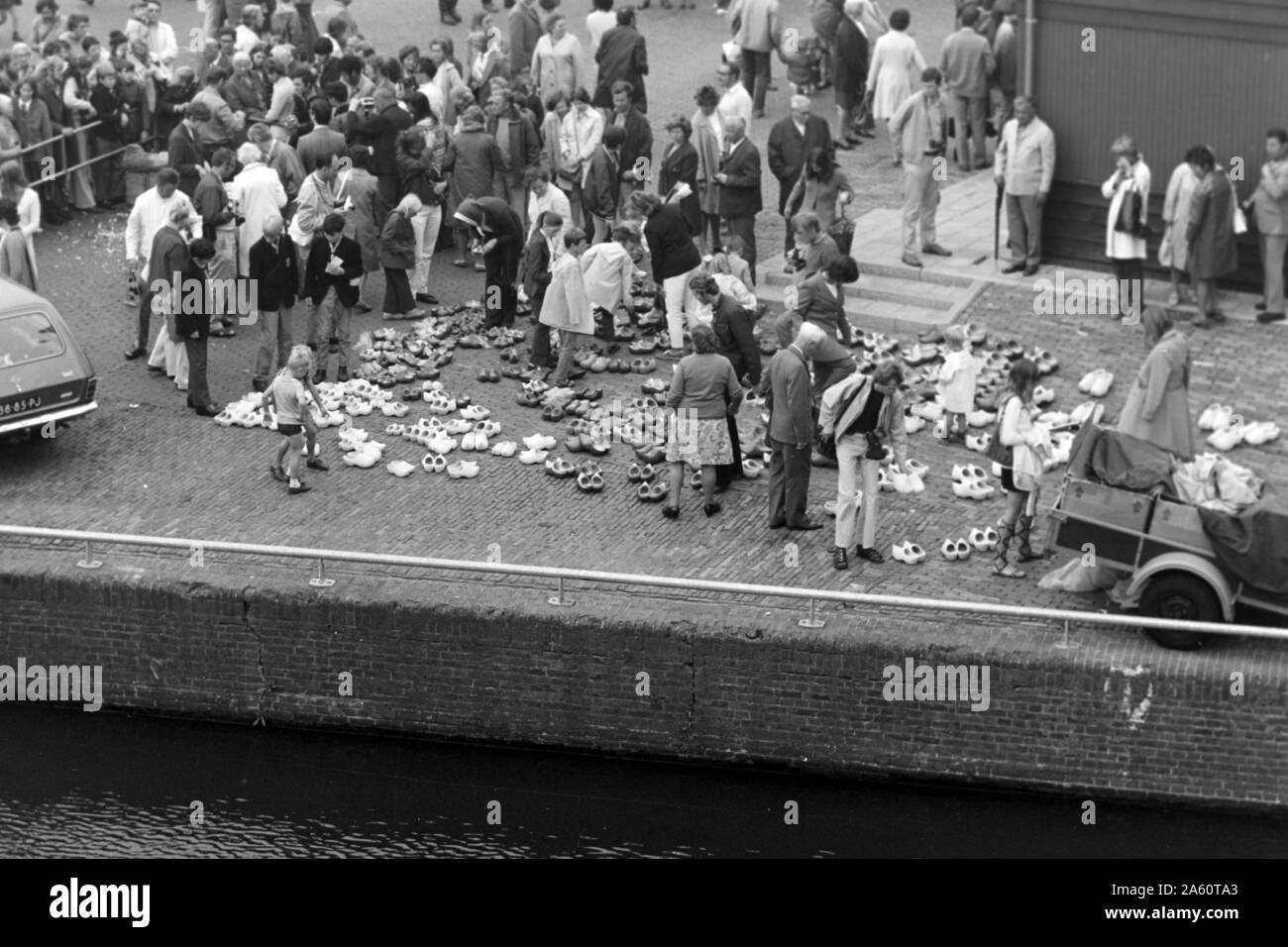 Menschen bei einem verkauf von den traditionellen Klompen, Alkmaar Niederlande 1971. People at a selling of the traditional Klomps, Alkmaar Netherlands 1971. Stock Photo