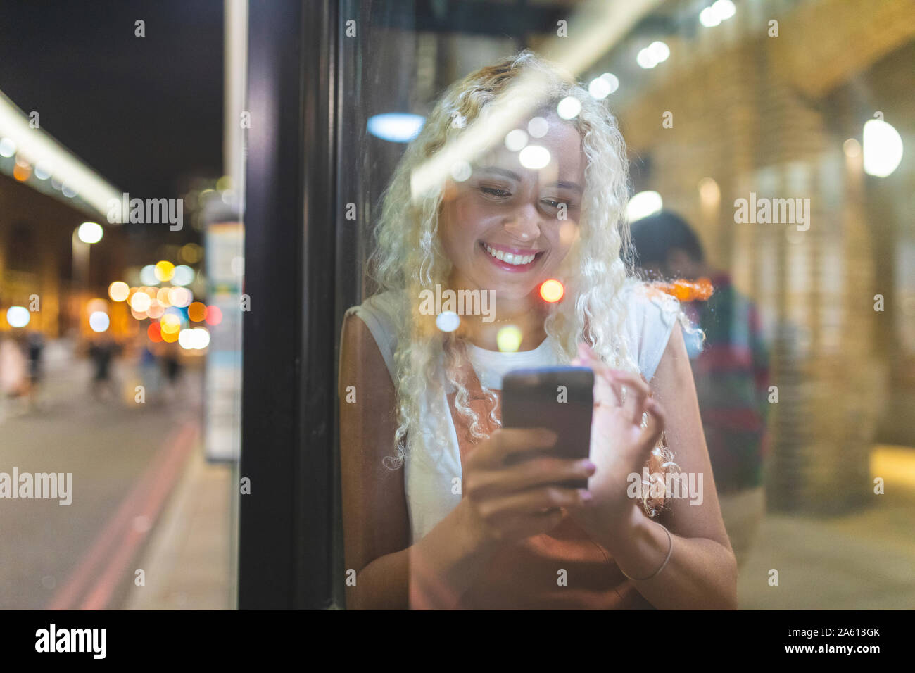 People waiting bus stop london hi-res stock photography and images - Alamy