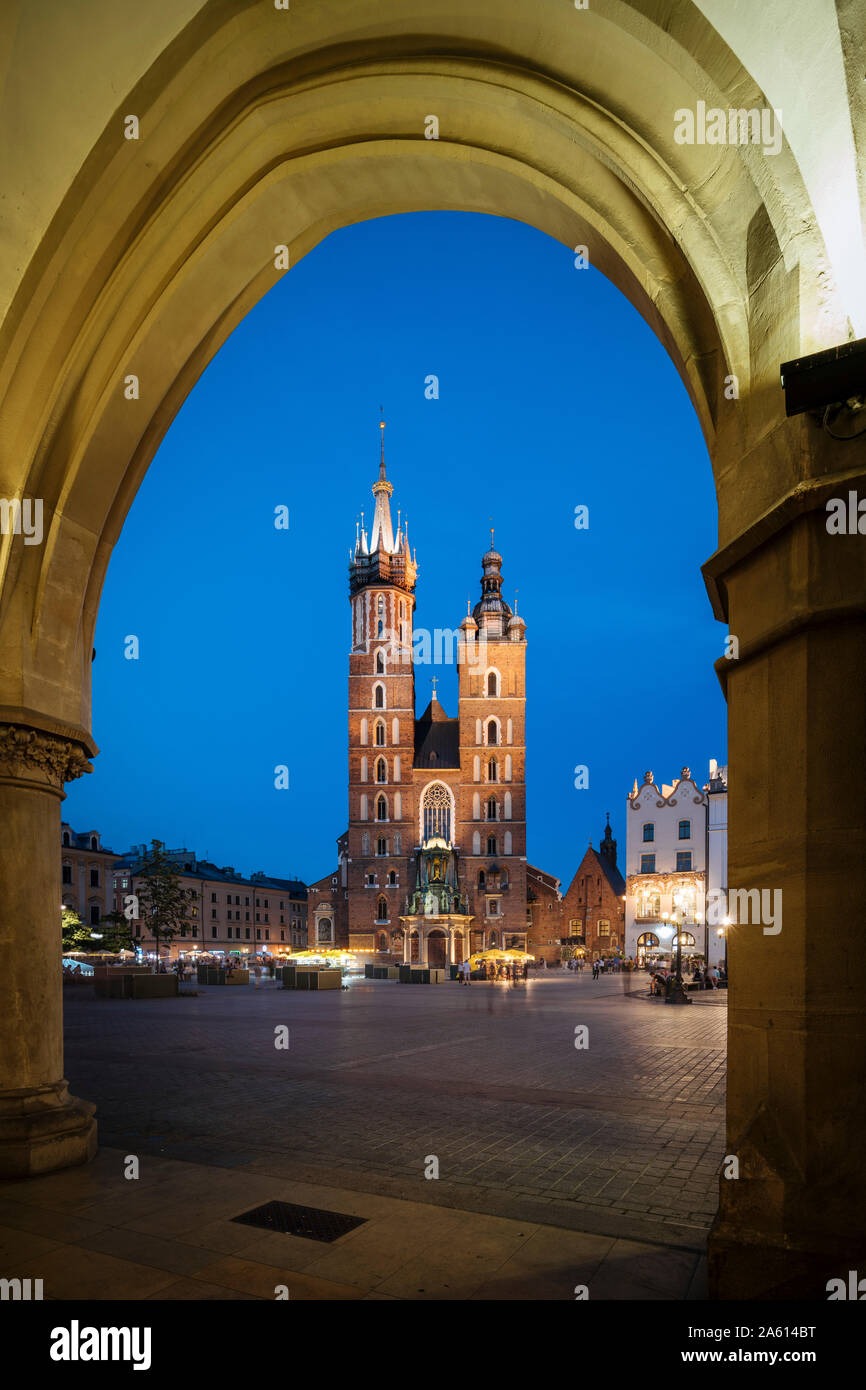 Exterior of Saint Mary's Basilica (Bazylika Mariacka) in Market Square (Rynek Glowny) at night, UNESCO, Krakow, Malopolskie, Poland, Europe Stock Photo