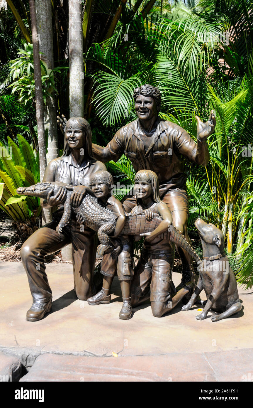 A Statue Of The Irwin Family In The Australian Zoo On The Sunshine Coast Of Queensland In Australia They Are Of Wife Terri Young Son Bob Daught Stock Photo Alamy