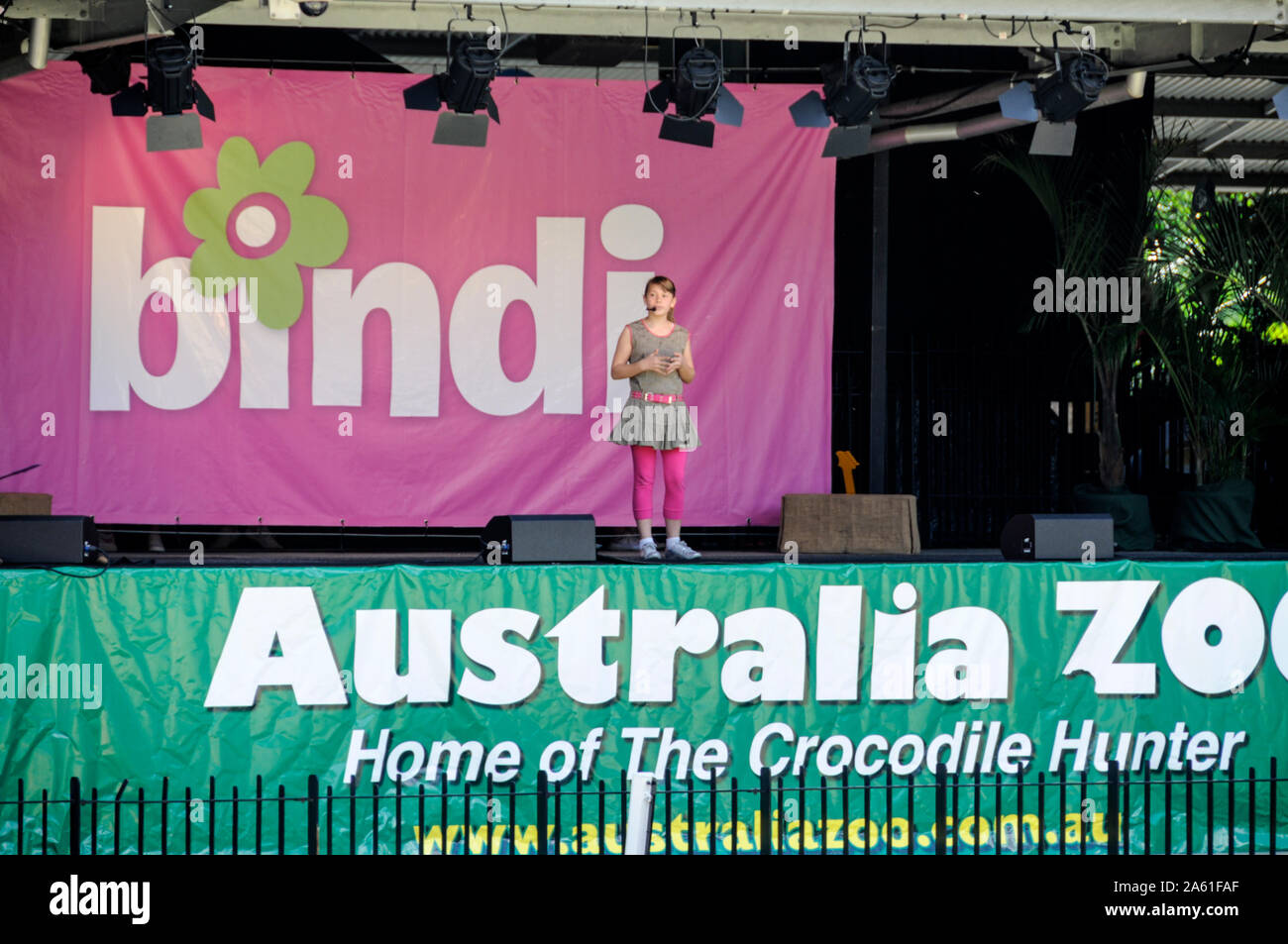 Bindi Irwin gives an introduction before her dance and song performance during showtime inside the Crocoseum at the Australian Zoo in Queensland, Aust Stock Photo