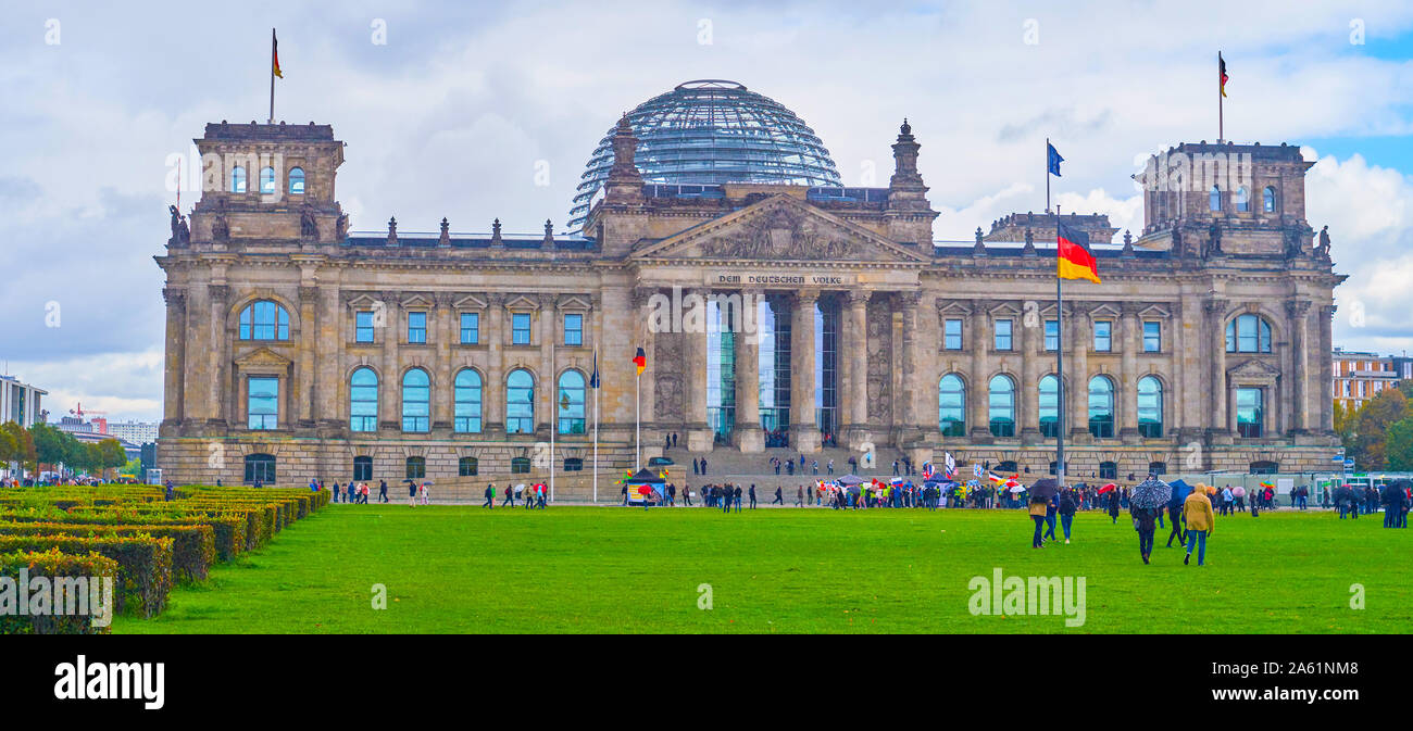 BERLIN, GERMANY - OCTOBER 3, 2019: Tourists walk on Platz der Republik  under the hevy autumn rain and looking at one of the main landmarks in the  city Stock Photo - Alamy