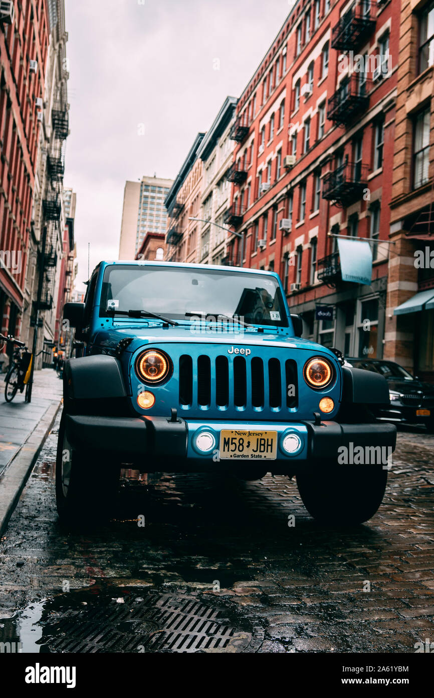 Blue jeep hi-res stock photography and images - Alamy