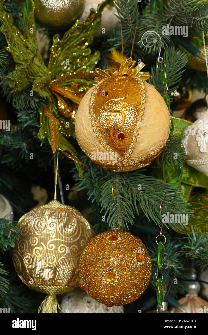 christmas tree spheres