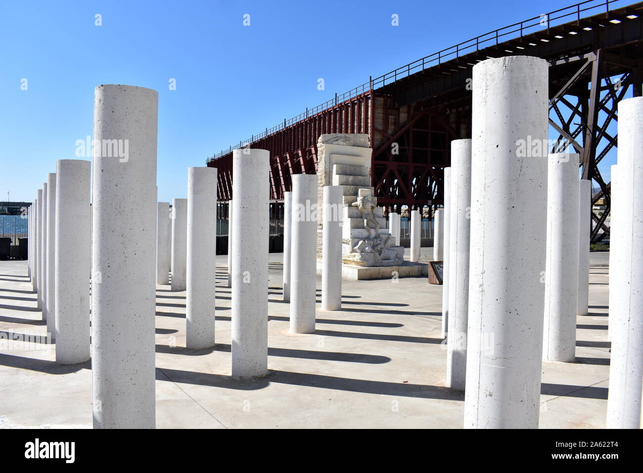 The holocaust memorial to 142 Almerian jews who died at Mauthausen concentration camp and  El Cable Inglés, an iron railway pier, Almeria, Spain Stock Photo