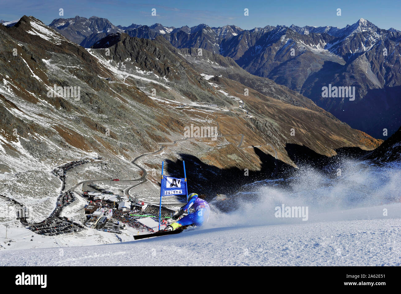 Preview of the Alpine Ski World Cup in Soelden/Tyrol. Image: general, ski racer, ski racer, skier in front of alpine panorama, mountains, mountains.Feature. Alpine Skiing, Rettenbachferner, Glacier in Oetztal., Rettenbach Glacier, Soelden, Austria, season 2013/2014, 13/14. | Usage worldwide Stock Photo