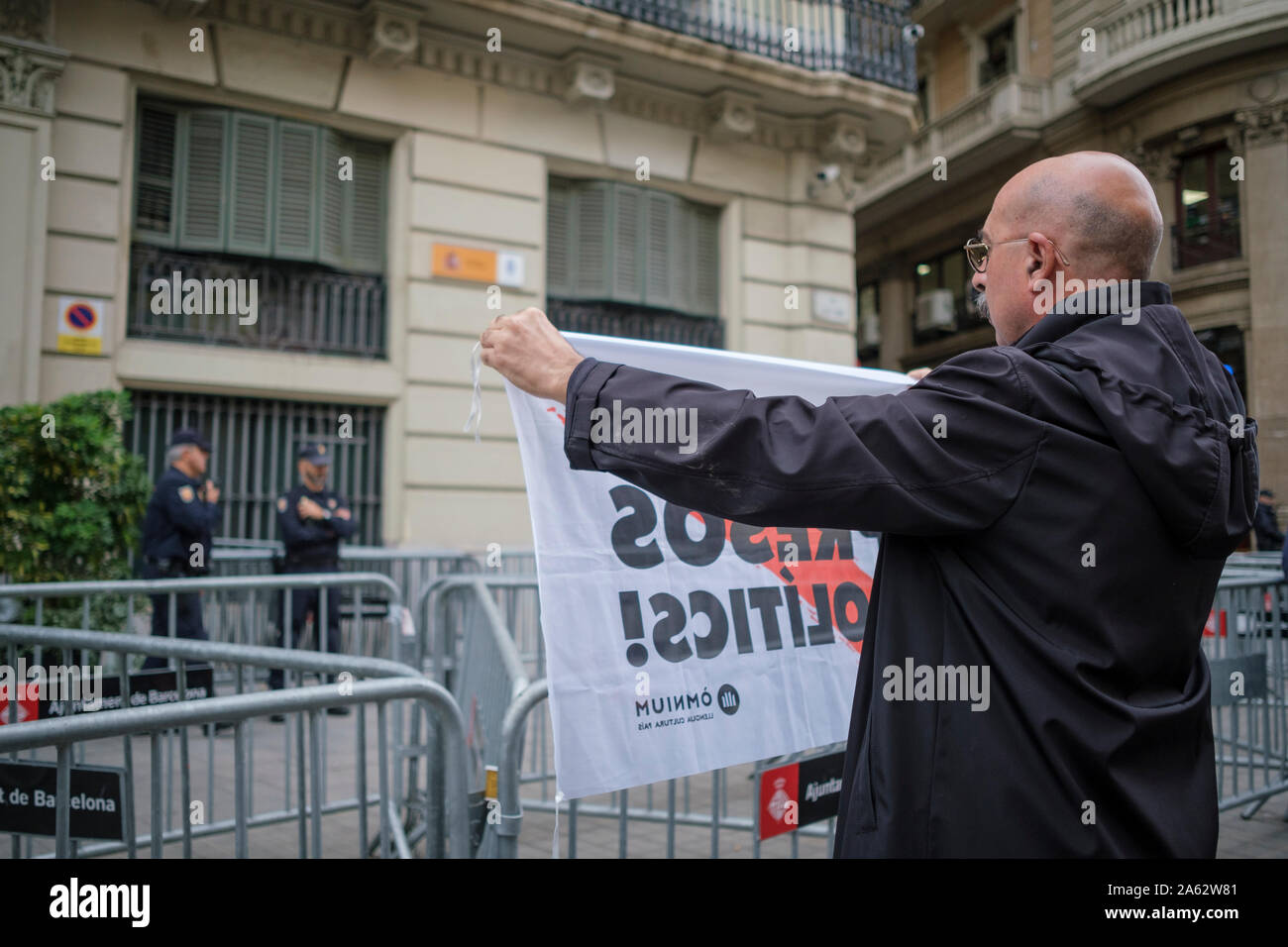 Barcelona, Spain. 23th Oct, 2019. People protest peacefully in front of the Via Laietana police station. Stock Photo