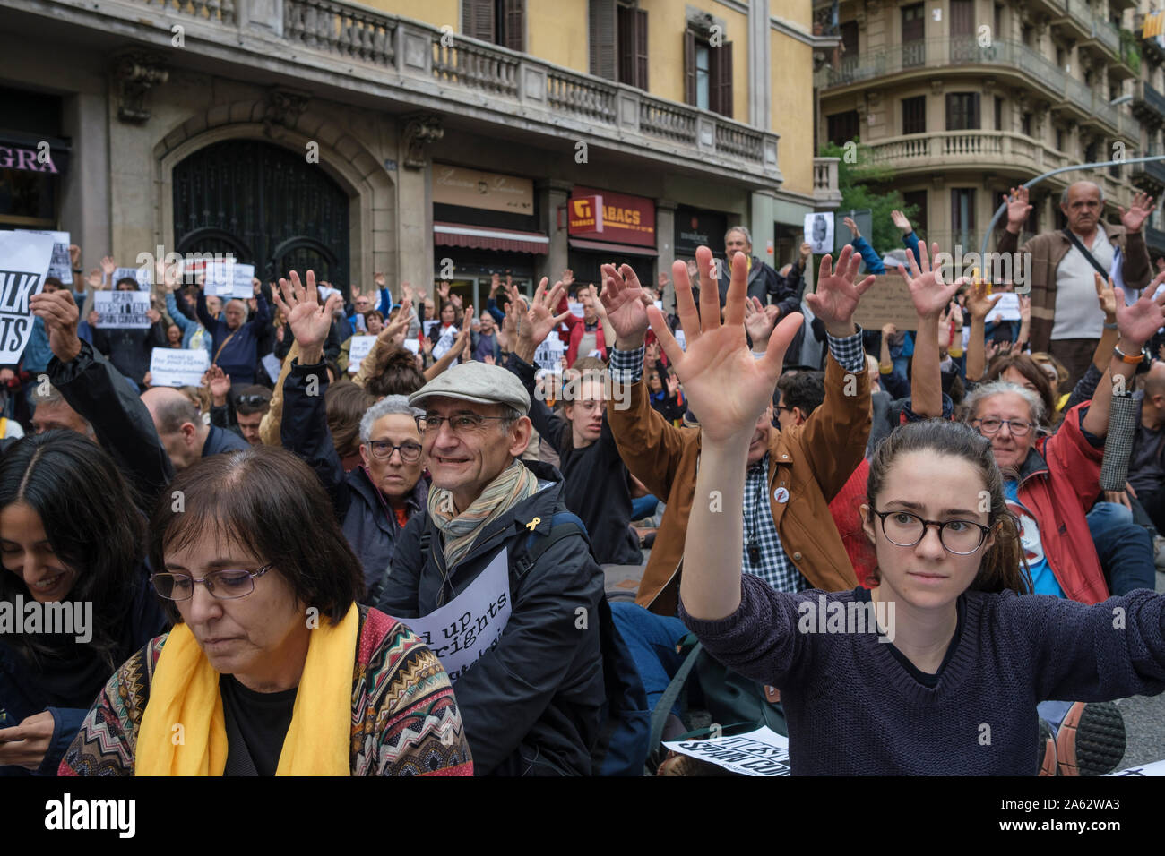 Barcelona, Spain. 23th Oct, 2019. Hundreds of people protest peacefully in front of the Via Laietana police station. Stock Photo