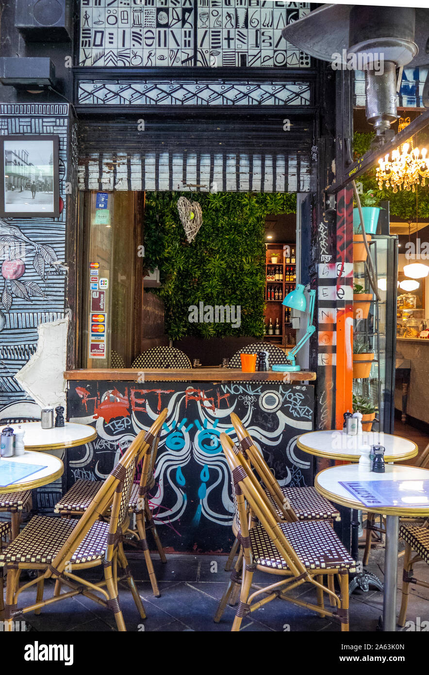 https://c8.alamy.com/comp/2A63K0N/tables-and-chairs-set-up-for-al-fresco-dining-in-the-block-place-melbourne-victoria-australia-2A63K0N.jpg