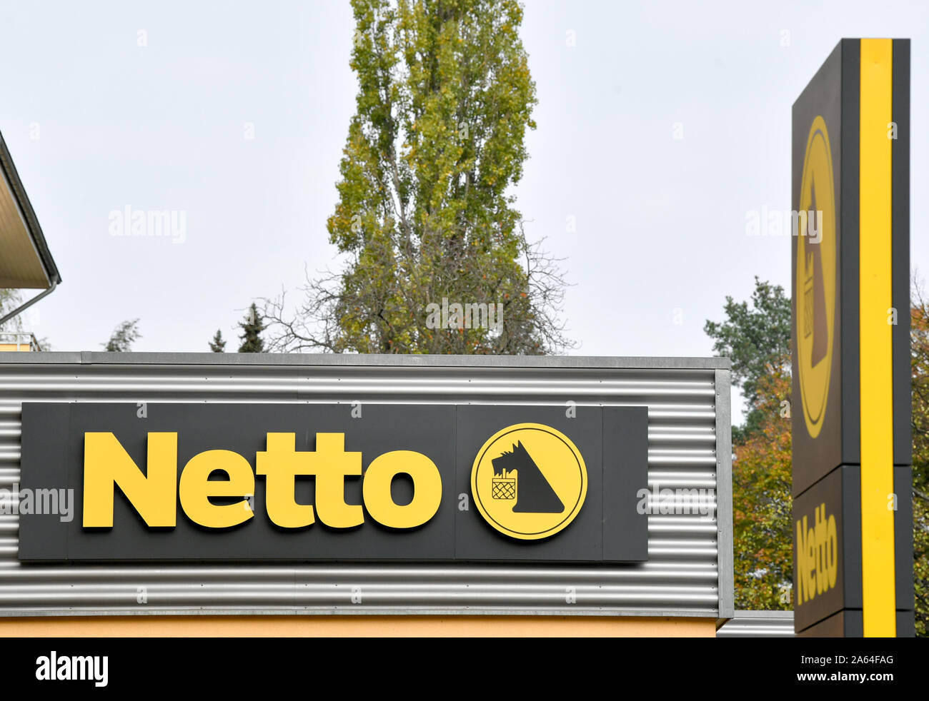 Dresden, Germany. 23rd Oct, 2019. The yellow-black logo of the Netto retail chain. Credit: Jens Kalaene/dpa-Zentralbild/ZB/dpa/Alamy Live News Stock Photo