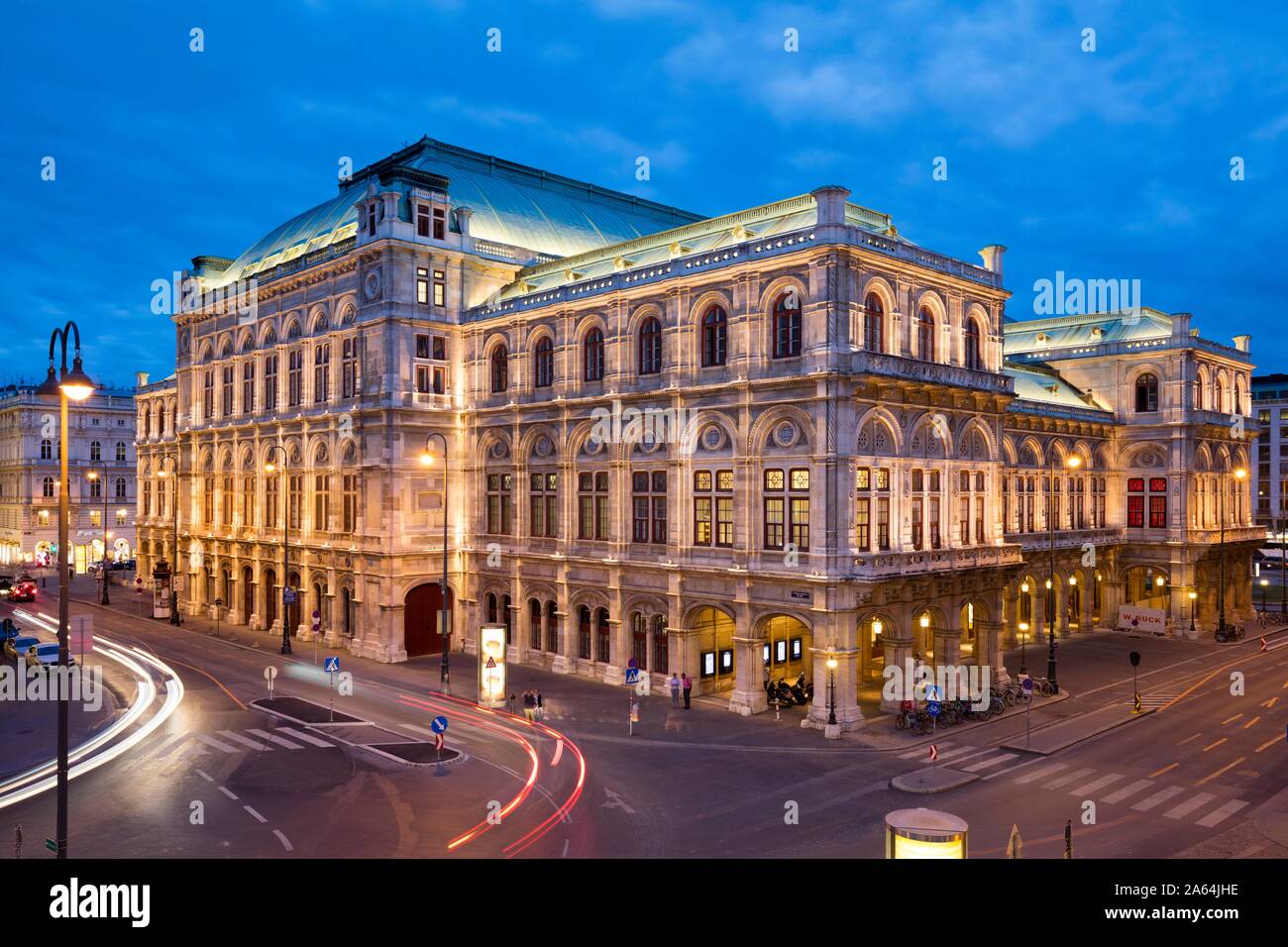 Opera night hi-res stock photography and images - Alamy