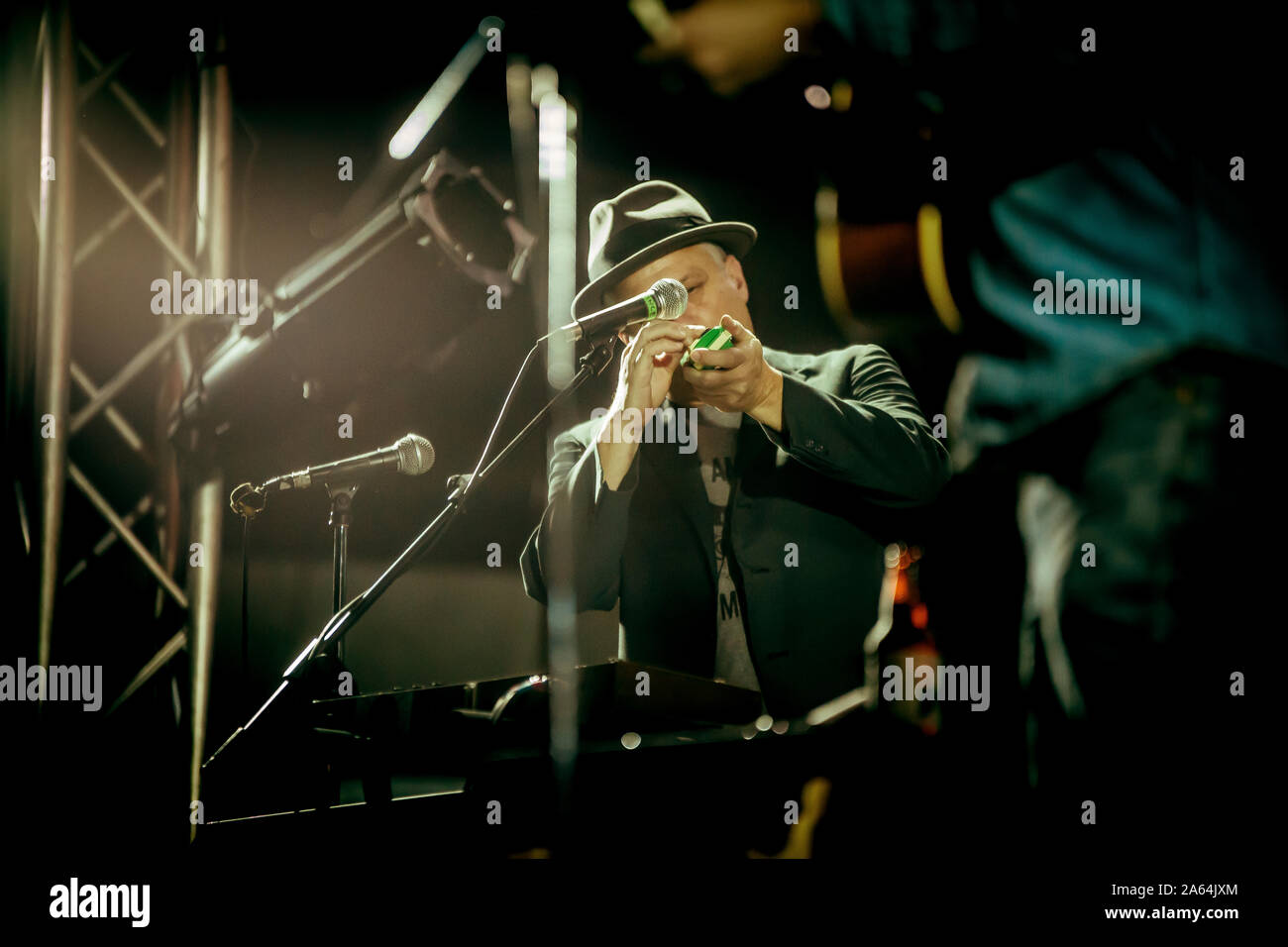 Rock band cake singer john hi-res stock photography and images - Alamy