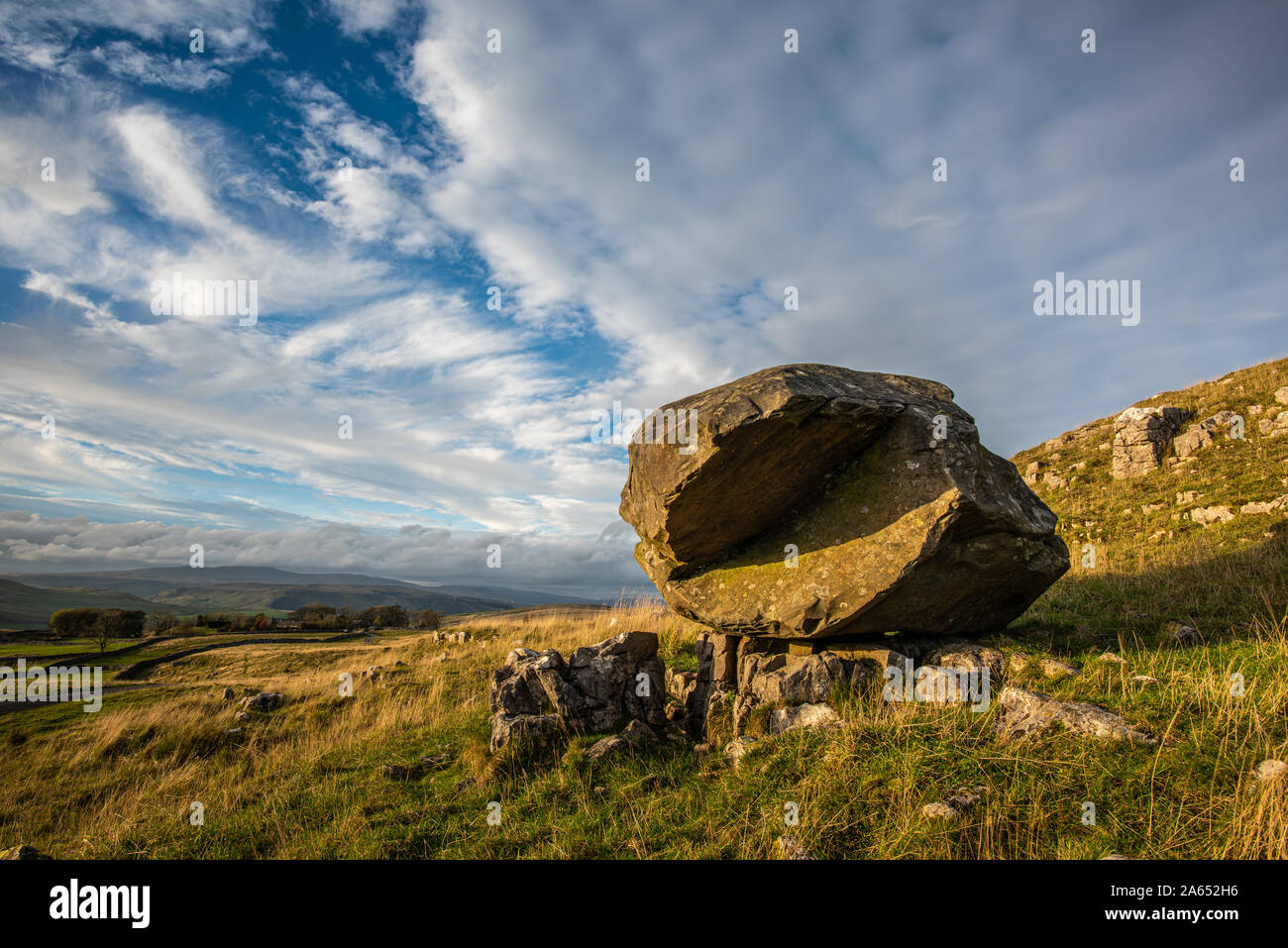 ‘Samson’s Toe’ at Winskill Stones, where a weathered Silurian boulder has been dropped by the Ribblesdale glacier. Stock Photo