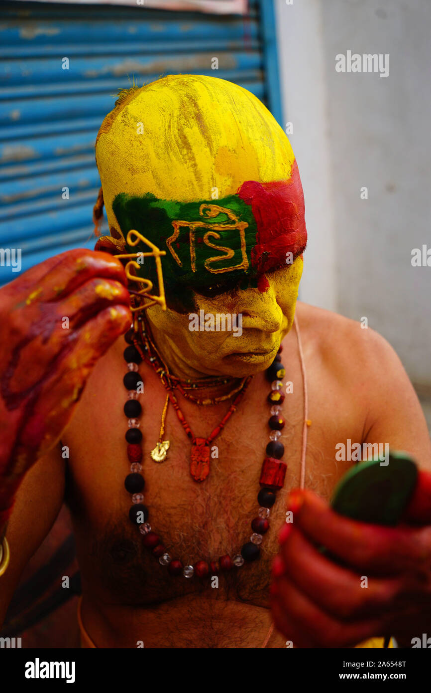 Hindu priest putting Radhe slogan on his forehead, Mathura, Uttar Pradesh, India, Asia Stock Photo