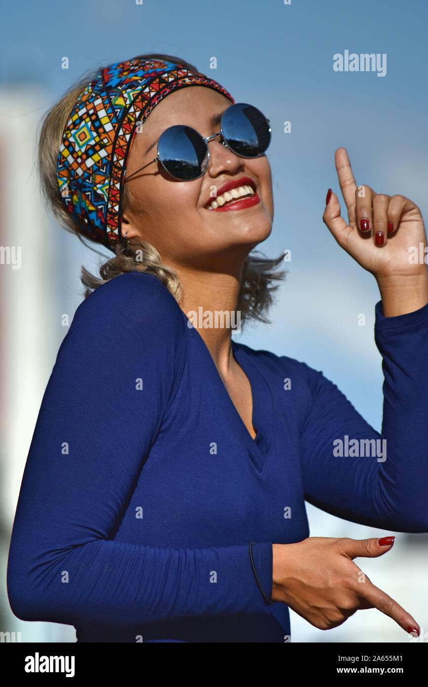Person wearing sunglasses hi-res stock photography and images - Alamy