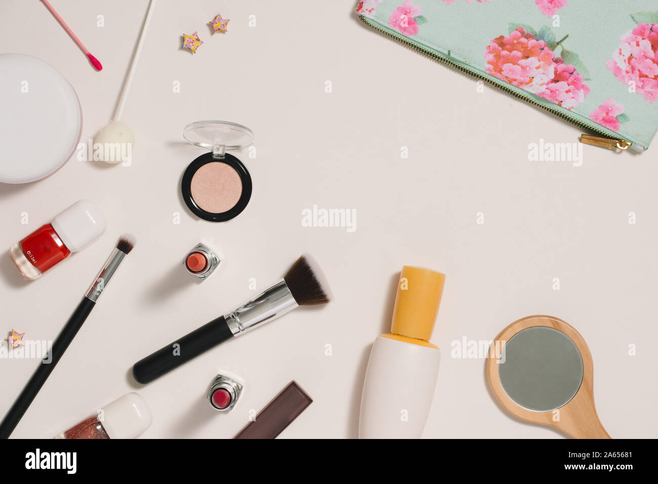 Cosmetics bag travel hi-res stock photography and images - Alamy