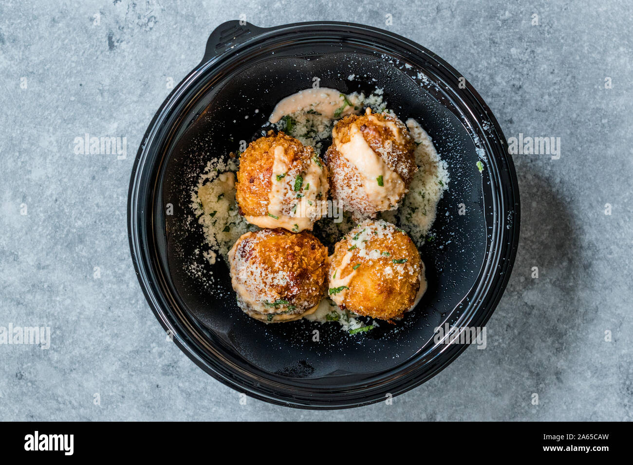 Take Away Fried Mac and Cheese Balls with Parmesan Cheese / Macaroni Bites in Plastic Plate Box