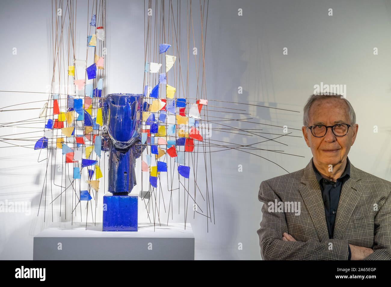 Opera Gallery, New Bond Street, London, UK. 24th October 2019. Manolo Valdes is one of the most influential Spanish contemporary artists, and one of the most revolutionary creative forces in his home country. Image: The Artist with Cabeza Azul con Resina Roja, 2018. Credit: Malcolm Park/Alamy Live News. Stock Photo