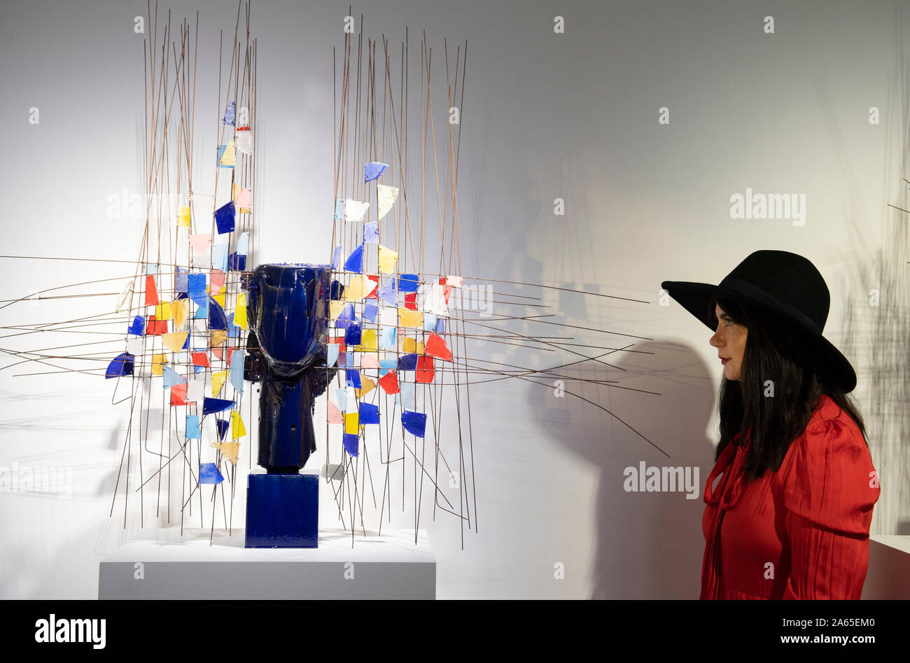 Opera Gallery, New Bond Street, London, UK. 24th October 2019. Manolo Valdes is one of the most influential Spanish contemporary artists, and one of the most revolutionary creative forces in his home country. Image: Cabeza Azul con Resina Roja, 2018. Credit: Malcolm Park/Alamy Live News. Stock Photo