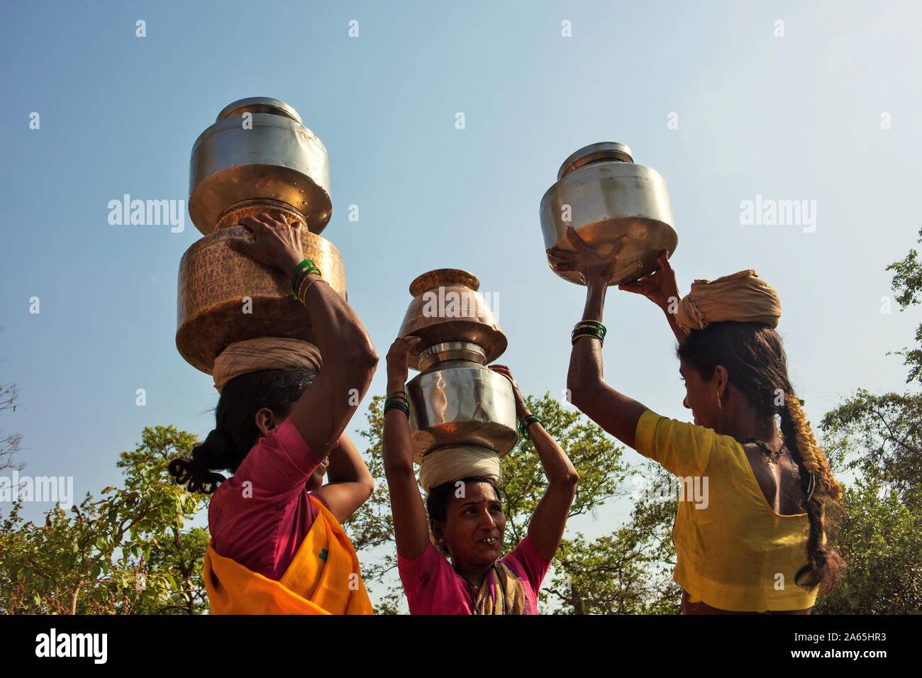Balancing Pot On Head High Resolution Stock Photography and Images Alamy