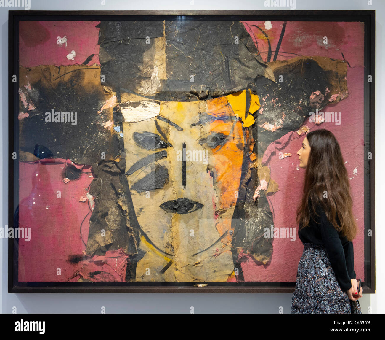 Opera Gallery, New Bond Street, London, UK. 24th October 2019. Manolo Valdes is one of the most influential Spanish contemporary artists, and one of the most revolutionary creative forces in his home country and a founding members of Spanish pop art movement Equipo Cronica (1964-81). Image: Retrato con Pamela. Credit: Malcolm Park/Alamy Live News. Stock Photo