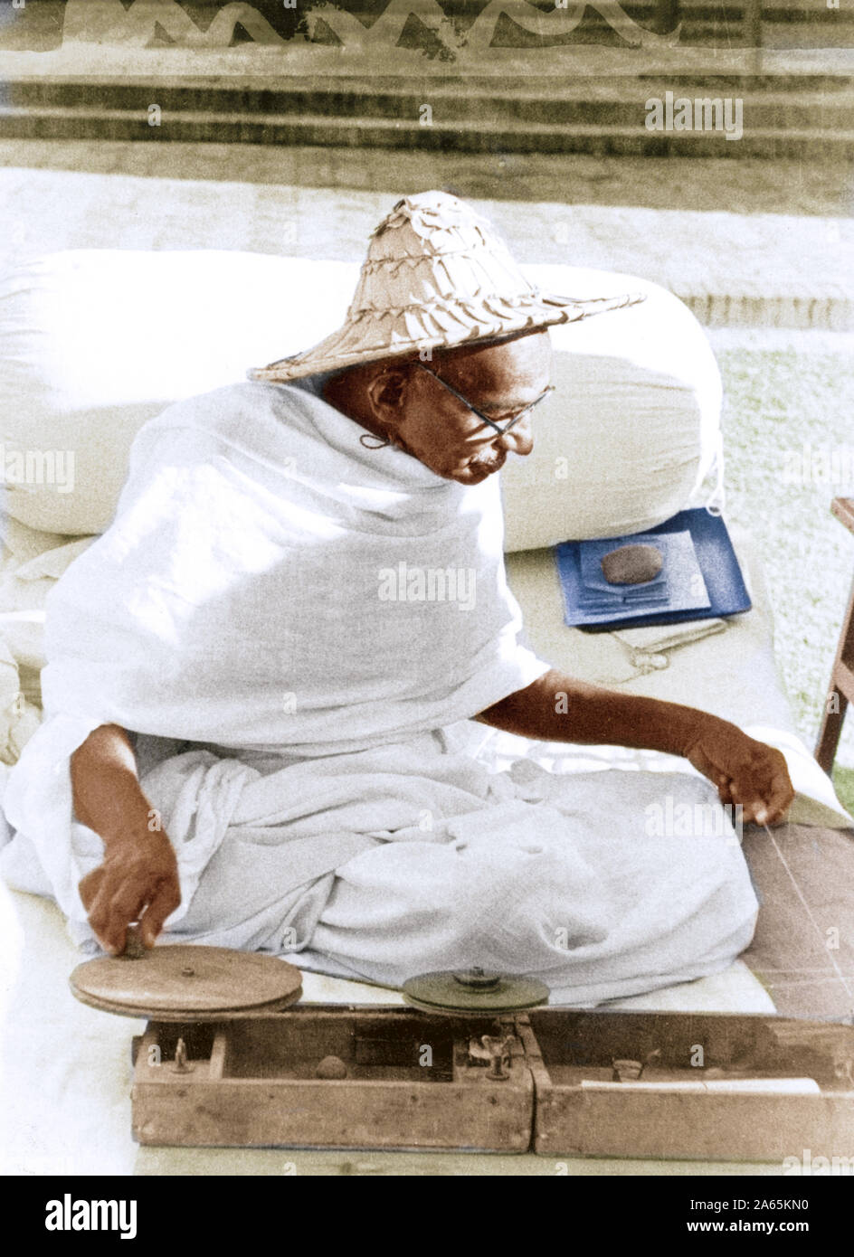 Mahatma Gandhi spinning in Birla House, New Delhi, India, Asia, November 1947 Stock Photo