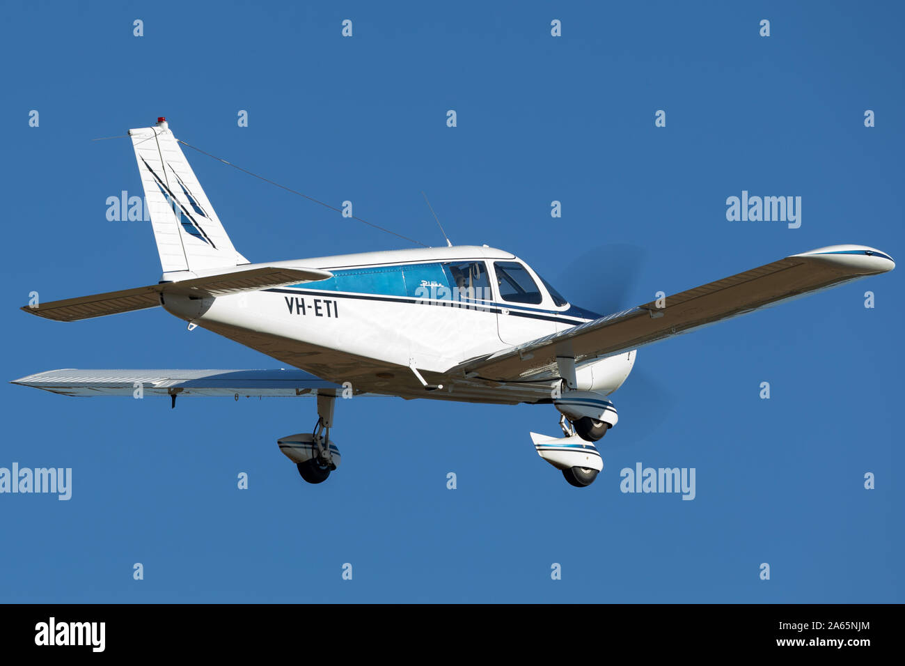 Piper Cherokee Pa 28 140 Single Eying Light Aircraft Vh Eti Flying Against A Blue Sky Stock Photo Alamy